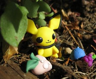 Sculpey_Pichu_with_Berries_by_marTinder[1] - Pichu