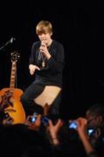 11815127_DQGCXQFOS - poze noi cu justin BIEBER