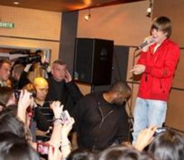 11815454_BTKMPPUBT - poze noi cu justin BIEBER