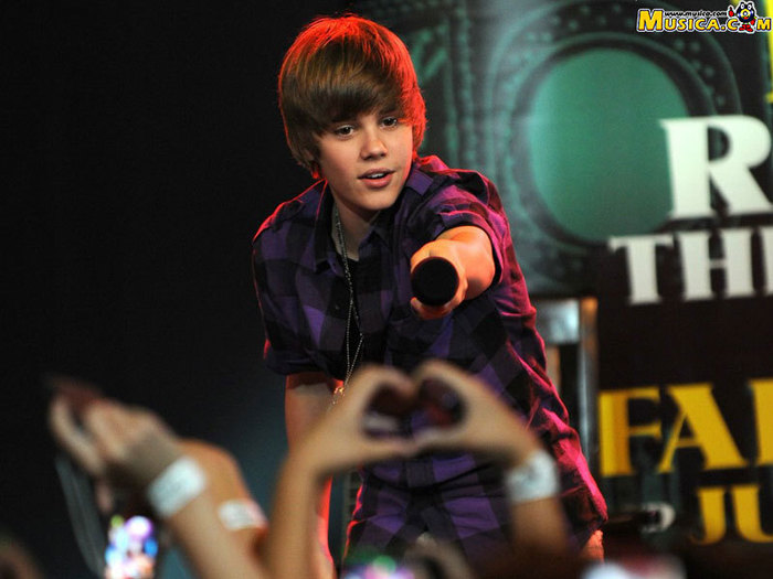 justin_nazanin-justin-bieber-14122270-800-600