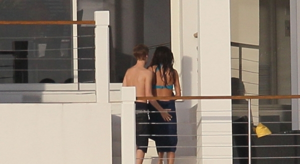 selena justin 5 - Selena Gomez si Justin Bieber pozati sarutandu-se