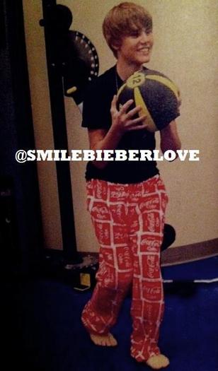Coca-Cola-PJs-justin-bieber-18063736-410-700