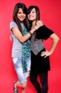 Selena Gomez si cea mai buna prietena a ei (Demi Lovato)