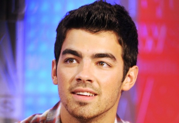 0XSINFu3-J4l - Joe Jonas Makes an Appearance on Top Chef All-Stars