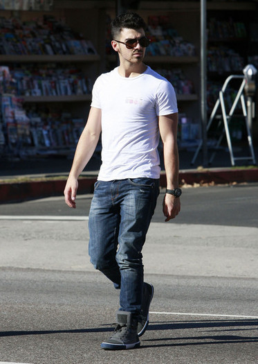 Joe+Jonas+Joe+Jonas+Out+Breakfast+Studio+City+_HSpmLN7Iepl - Joe Jonas Out For Breakfast In Studio City