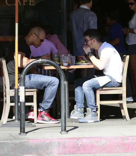 Joe+Jonas+Joe+Jonas+Out+Breakfast+Studio+City+_vKGFQH9xmkl - Joe Jonas Out For Breakfast In Studio City