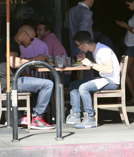 Joe+Jonas+Joe+Jonas+Out+Breakfast+Studio+City+0Jg8eEF-eA4l - Joe Jonas Out For Breakfast In Studio City