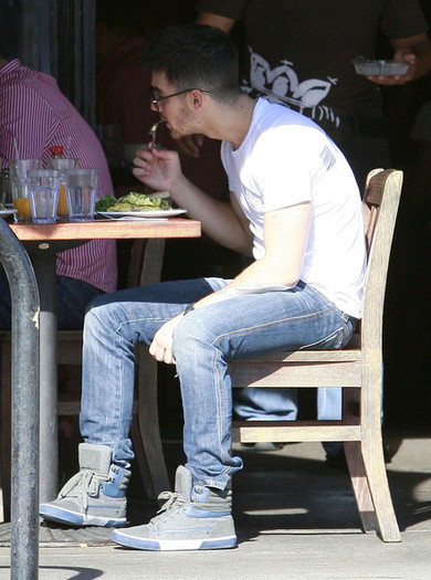 Joe+Jonas+Joe+Jonas+Out+Breakfast+Studio+City+49JriTjifZ0l - Joe Jonas Out For Breakfast In Studio City