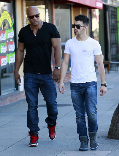 Joe+Jonas+Joe+Jonas+Out+Breakfast+Studio+City+c5dxzHVCIwKl