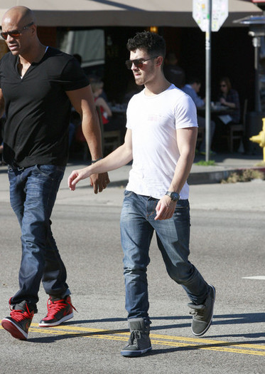 Joe+Jonas+Joe+Jonas+Out+Breakfast+Studio+City+Frqx9tt2jMDl - Joe Jonas Out For Breakfast In Studio City