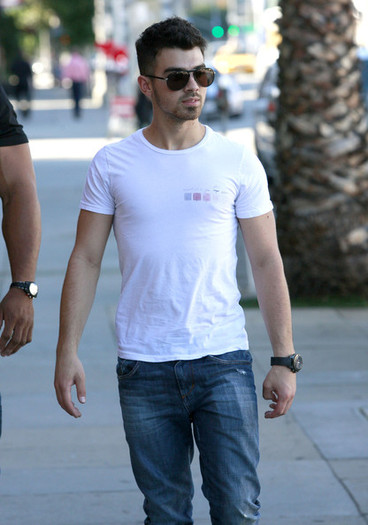 Joe+Jonas+Joe+Jonas+Out+Breakfast+Studio+City+GleXyOCdGwVl