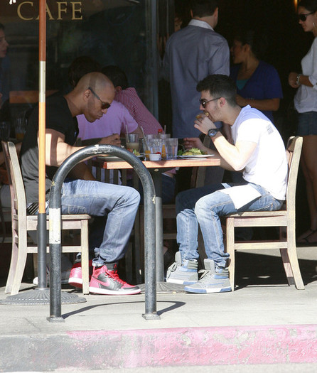 Joe+Jonas+Joe+Jonas+Out+Breakfast+Studio+City+PSxroQ0IPy3l