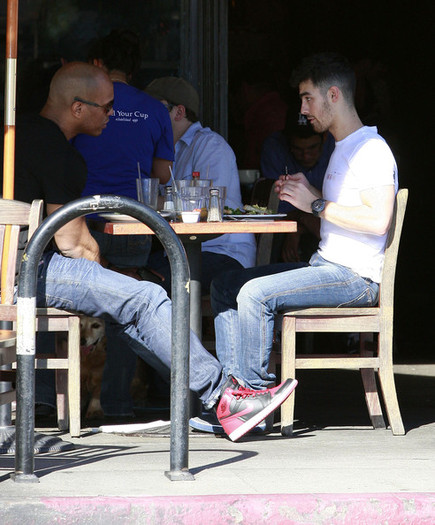 Joe+Jonas+Joe+Jonas+Out+Breakfast+Studio+City+whhJTvrd3tDl