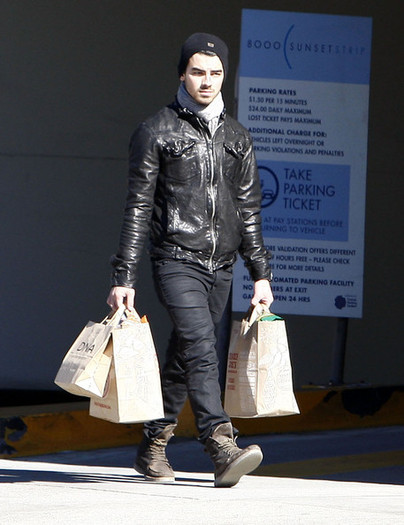 Joe+Jonas+Joe+Jonas+Out+Shopping+Hollywood+_592NMN6eACl - Joe Jonas Out Shopping In Hollywood