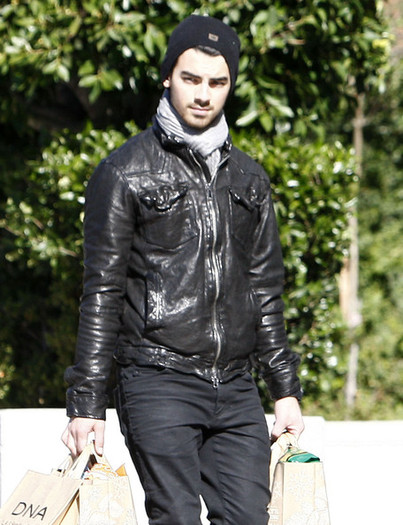 Joe+Jonas+Joe+Jonas+Out+Shopping+Hollywood+1krzd_f-Nxal - Joe Jonas Out Shopping In Hollywood