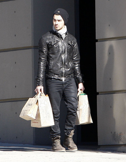 Joe+Jonas+Joe+Jonas+Out+Shopping+Hollywood+Aeisu44w2kLl - Joe Jonas Out Shopping In Hollywood