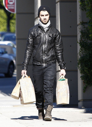 Joe+Jonas+Joe+Jonas+Out+Shopping+Hollywood+Aj1nWJToMEJl - Joe Jonas Out Shopping In Hollywood