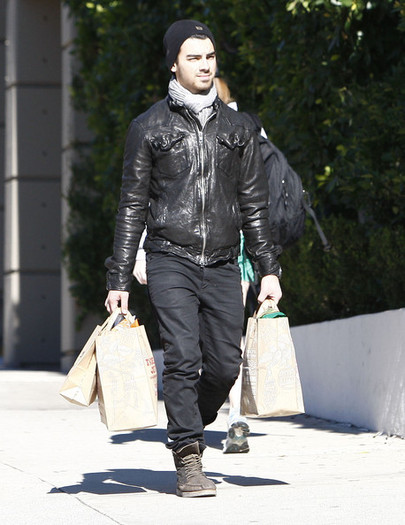 Joe+Jonas+Joe+Jonas+Out+Shopping+Hollywood+c9HbglDupPKl - Joe Jonas Out Shopping In Hollywood