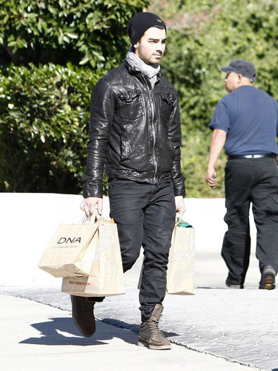 Joe+Jonas+Joe+Jonas+Out+Shopping+Hollywood+CukqXWFCKpol