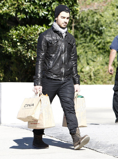 Joe+Jonas+Joe+Jonas+Out+Shopping+Hollywood+loysJNmKG2Ql - Joe Jonas Out Shopping In Hollywood