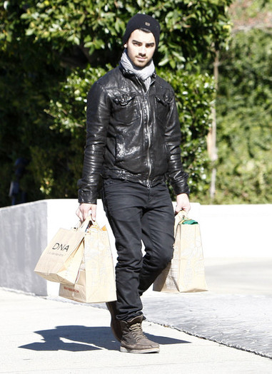 Joe+Jonas+Joe+Jonas+Out+Shopping+Hollywood+m41q-mfA7yal - Joe Jonas Out Shopping In Hollywood