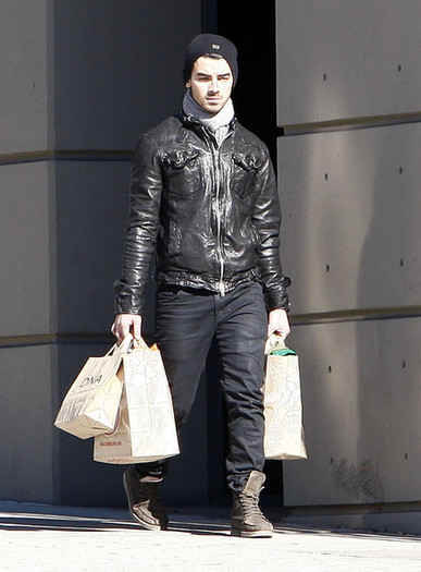 Joe+Jonas+Joe+Jonas+Out+Shopping+Hollywood+tVYmkWB9RN9l - Joe Jonas Out Shopping In Hollywood