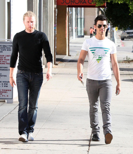 Joe+Jonas+Joe+Jonas+Out+Shopping+Hollywood+AsE00jC5qDfl