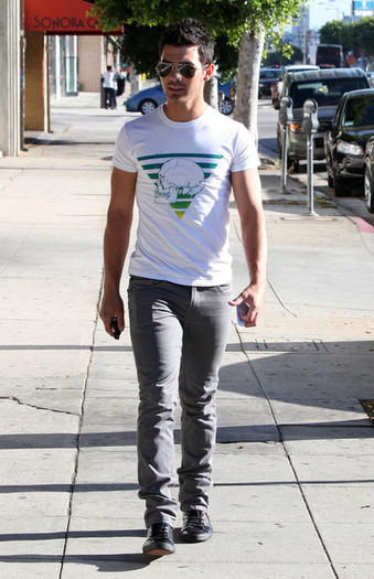 Joe+Jonas+Joe+Jonas+Out+Shopping+Hollywood+cwBZXZNqadQl - Joe Jonas Out Shopping In Hollywood  2