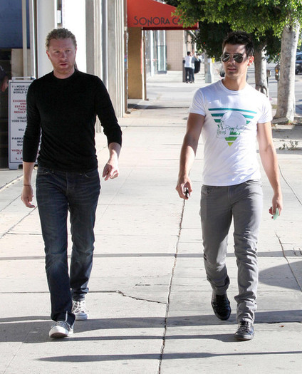 Joe+Jonas+Joe+Jonas+Out+Shopping+Hollywood+DRmSct-mFy3l