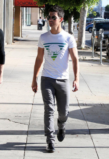 Joe+Jonas+Joe+Jonas+Out+Shopping+Hollywood+flfk8eSDSczl - Joe Jonas Out Shopping In Hollywood  2