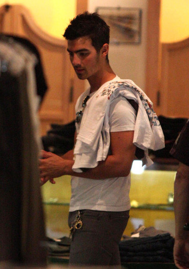 Joe+Jonas+Joe+Jonas+Out+Shopping+Hollywood+gIY5bys4bRol - Joe Jonas Out Shopping In Hollywood  2