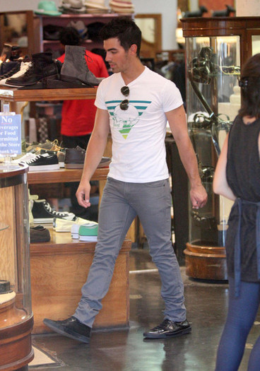 Joe+Jonas+Joe+Jonas+Out+Shopping+Hollywood+hlkomQjLN-ml - Joe Jonas Out Shopping In Hollywood  2