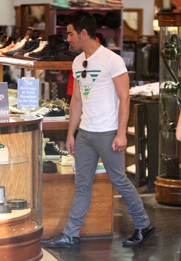 Joe+Jonas+Joe+Jonas+Out+Shopping+Hollywood+uDfYS5z-aFal - Joe Jonas Out Shopping In Hollywood  2