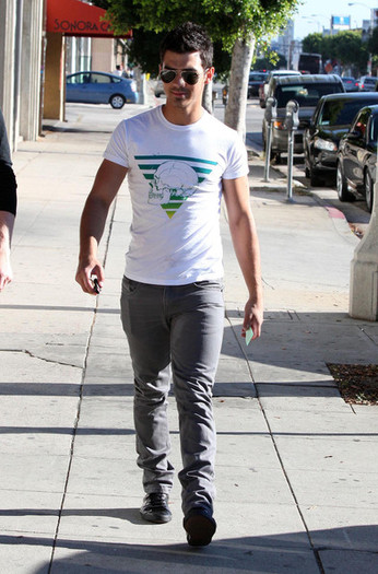 Joe+Jonas+Joe+Jonas+Out+Shopping+Hollywood+wnukxhcQKdzl - Joe Jonas Out Shopping In Hollywood  2