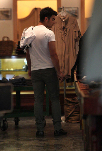 Joe+Jonas+Joe+Jonas+Out+Shopping+Hollywood+WVBYoDoIdEBl - Joe Jonas Out Shopping In Hollywood  2