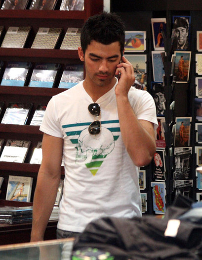 Joe+Jonas+Joe+Jonas+Out+Shopping+Hollywood+WYUtE2PwLzKl - Joe Jonas Out Shopping In Hollywood  2