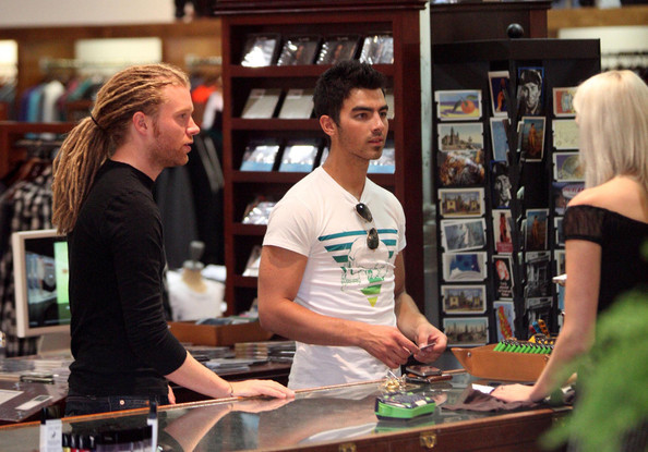 Joe+Jonas+Joe+Jonas+Out+Shopping+Hollywood+YhNMpCF0Yv3l