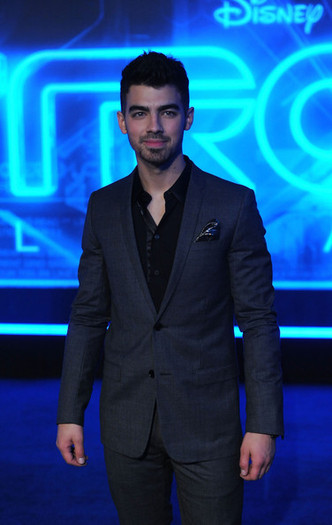 Joe+Jonas+Premiere+Walt+Disney+TRON+Legacy+mB2Lq-lNKXMl