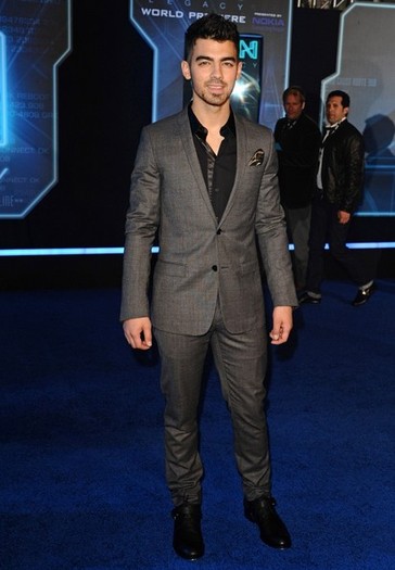 Joe+Jonas+TRON+Legacy+World+Premiere+NiB0b928l8ol - Walt Disney s TRON Legacy World Premiere