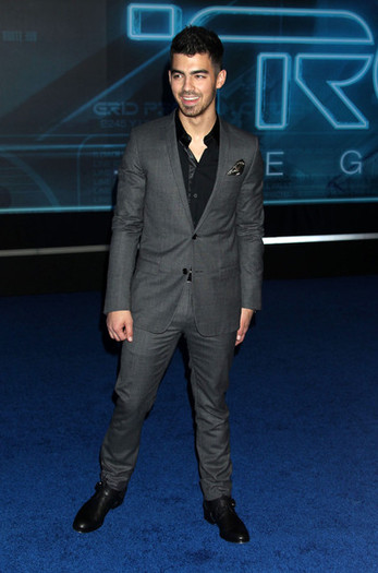 Joe+Jonas+Walt+Disney+TRON+Legacy+World+Premiere+O4hkddjfbKKl - Walt Disney s TRON Legacy World Premiere