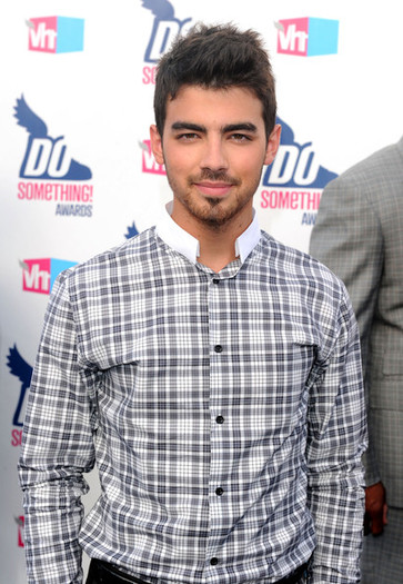 2010+VH1+Something+Awards+Arrivals+Q4tJxBNDwxbl - 2010 VH1 Do Something Awards - Arrivals