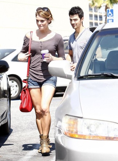 Joe+Jonas+Ashley+Greene+Joe+Jonas+Out+Studio+A0fsc4WUiHTl - Ashley Greene And Joe Jonas Out In Studio City