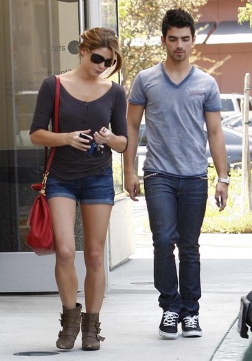 Joe+Jonas+Ashley+Greene+Joe+Jonas+Out+Studio+LQ2VTBEzplNl - Ashley Greene And Joe Jonas Out In Studio City