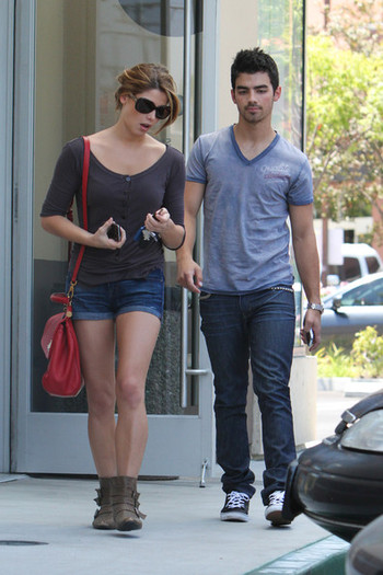 Joe+Jonas+Ashley+Greene+Joe+Jonas+Out+0hDBRNRyUw7l - Ashley Greene and Joe Jonas Out and About