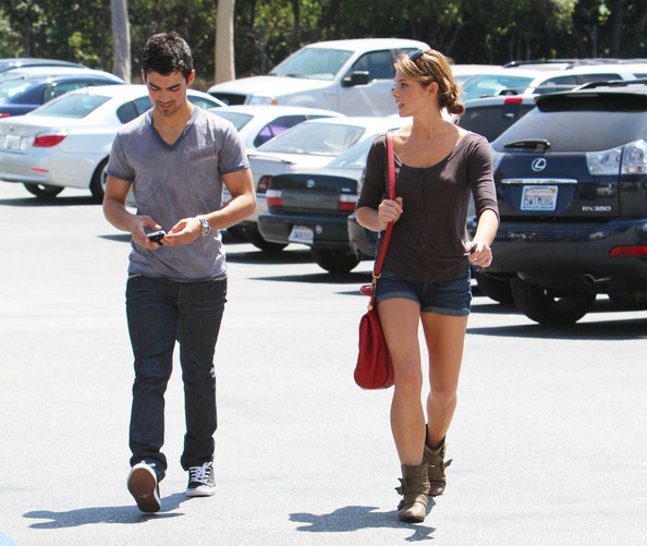 Joe+Jonas+Ashley+Greene+Joe+Jonas+Out+7T5KrwTII9Yl