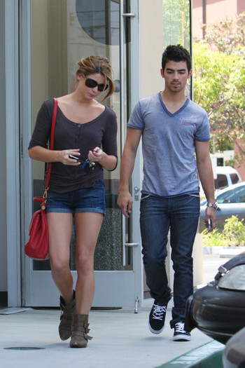 Joe+Jonas+Ashley+Greene+Joe+Jonas+Out+fRWTHppUEACl - Ashley Greene and Joe Jonas Out and About