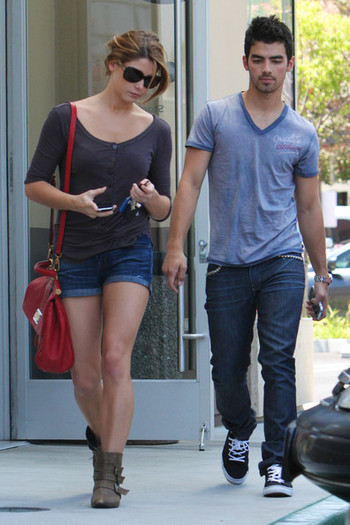 Joe+Jonas+Ashley+Greene+Joe+Jonas+Out+lTHaX-1jtoml - Ashley Greene and Joe Jonas Out and About