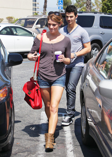 Joe+Jonas+Ashley+Greene+Joe+Jonas+Out+OtMEr0fn77Nl - Ashley Greene and Joe Jonas Out and About