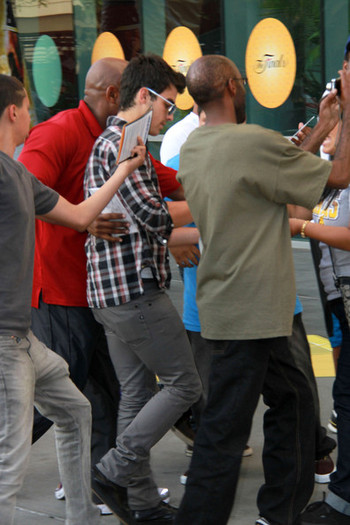 Angel+McCord+wearing+Lakers+colors+arrives+QptaoWYPeGTl - Celebrities Arriving At The 2010 NBA Finals Game 1 In Los Angeles