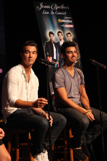 Joe+Jonas+Jonas+Brothers+Attend+Press+Conference+nPo_G7yh8exl - Jonas Brothers Attend Press Conference